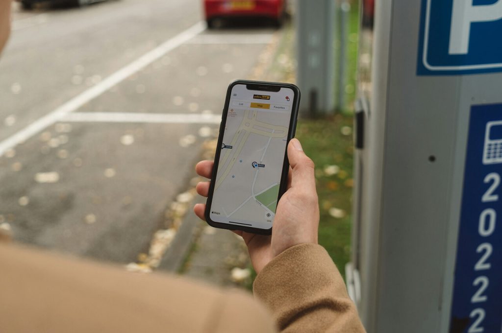 Zdjęcie telefonu z aplikacją do obsługi parkingu