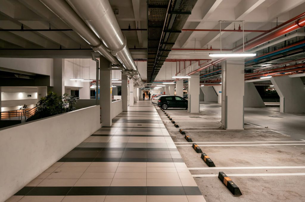 samochody na parkingu podziemnym
